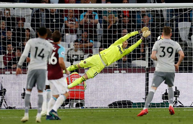 Adrian chặn hai siêu phẩm của Lingard cùng một kịch bản