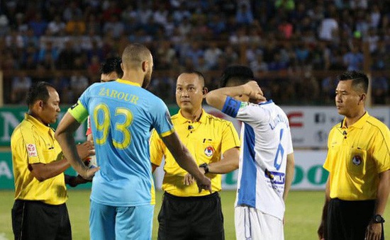 Ảnh bài viết Chuyện V-League sau 7 vòng đấu: Trọng tài, chấn thương, án phạt, từ chức, scandal, còn gì nữa không?