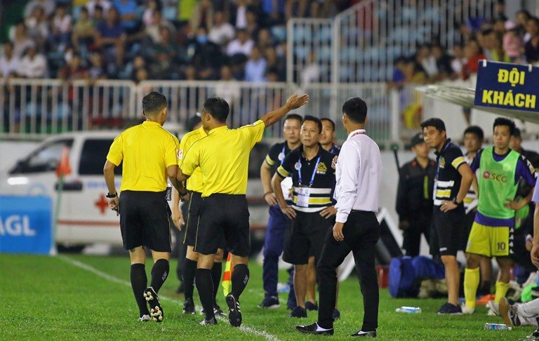 Ảnh bài viết CLB Hà Nội: 'Trọng tài bắt như vậy, thì họp báo làm gì'