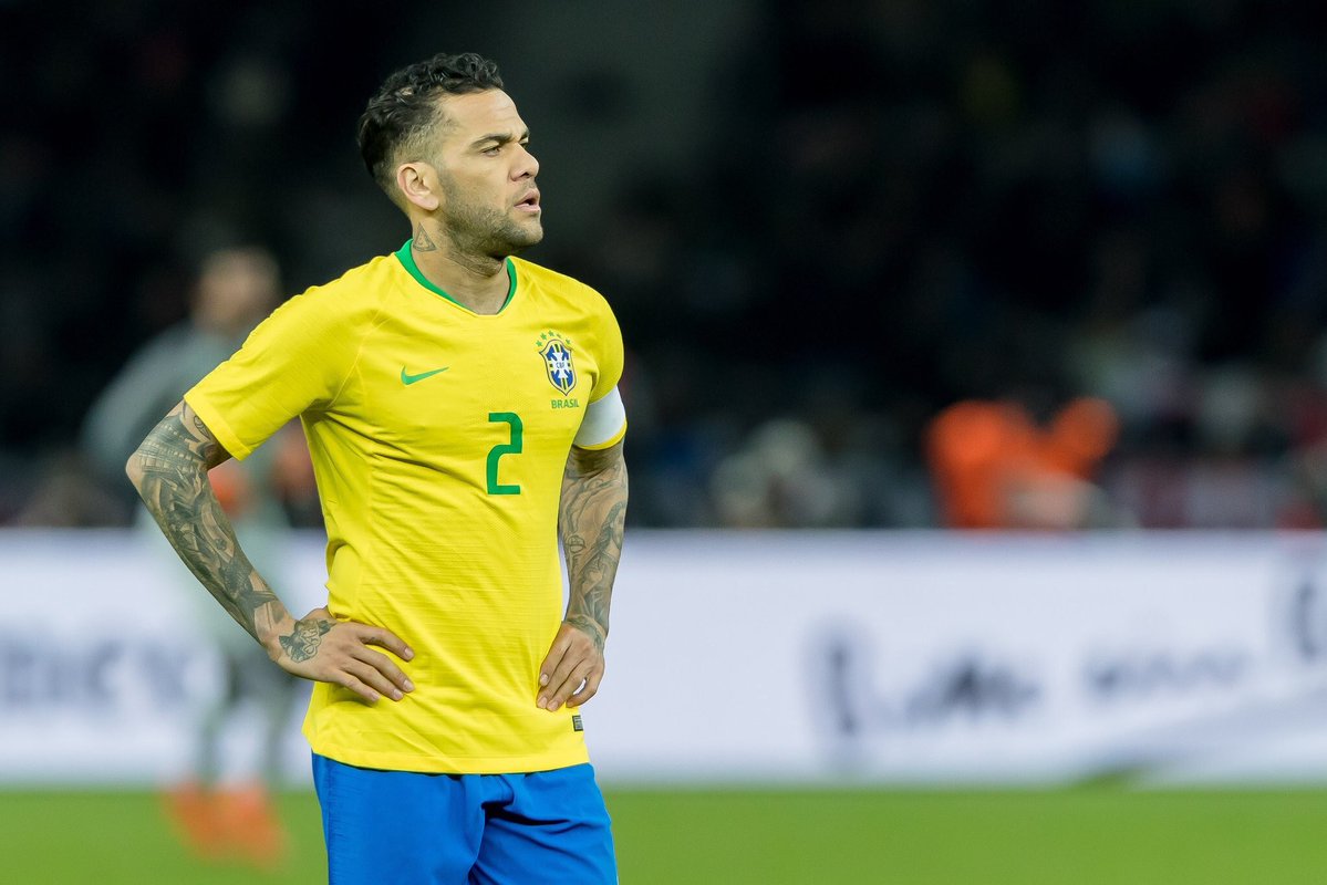 Dani Alves 99% lỡ World Cup, xứ Samba lo lắng