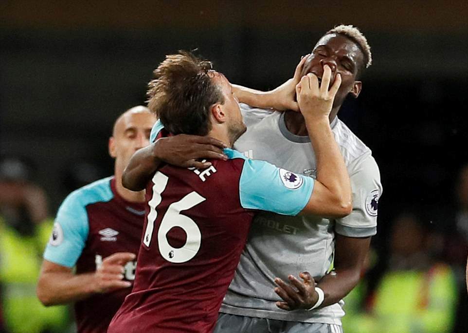 Pogba 'đấu võ' với Mark Noble rồi ôm nhau thắm thiết