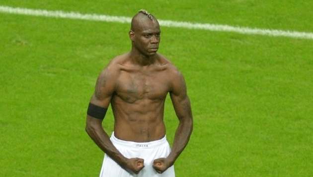 Mario Balotelli: Đứa trẻ bất hạnh trong hình hài bức tượng Warsaw