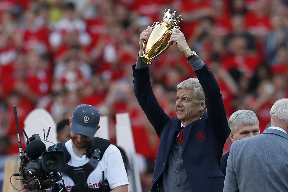 Ảnh bài viết Wenger giương cao cúp Premier League ở trận cuối dẫn dắt Arsenal