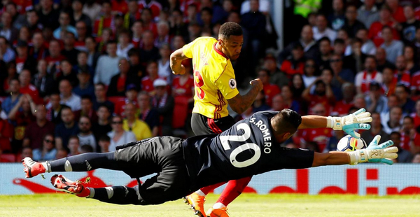 Ảnh bài viết De Gea ôm 'găng vàng' nhìn Romero đóng vai chính trong khung gỗ