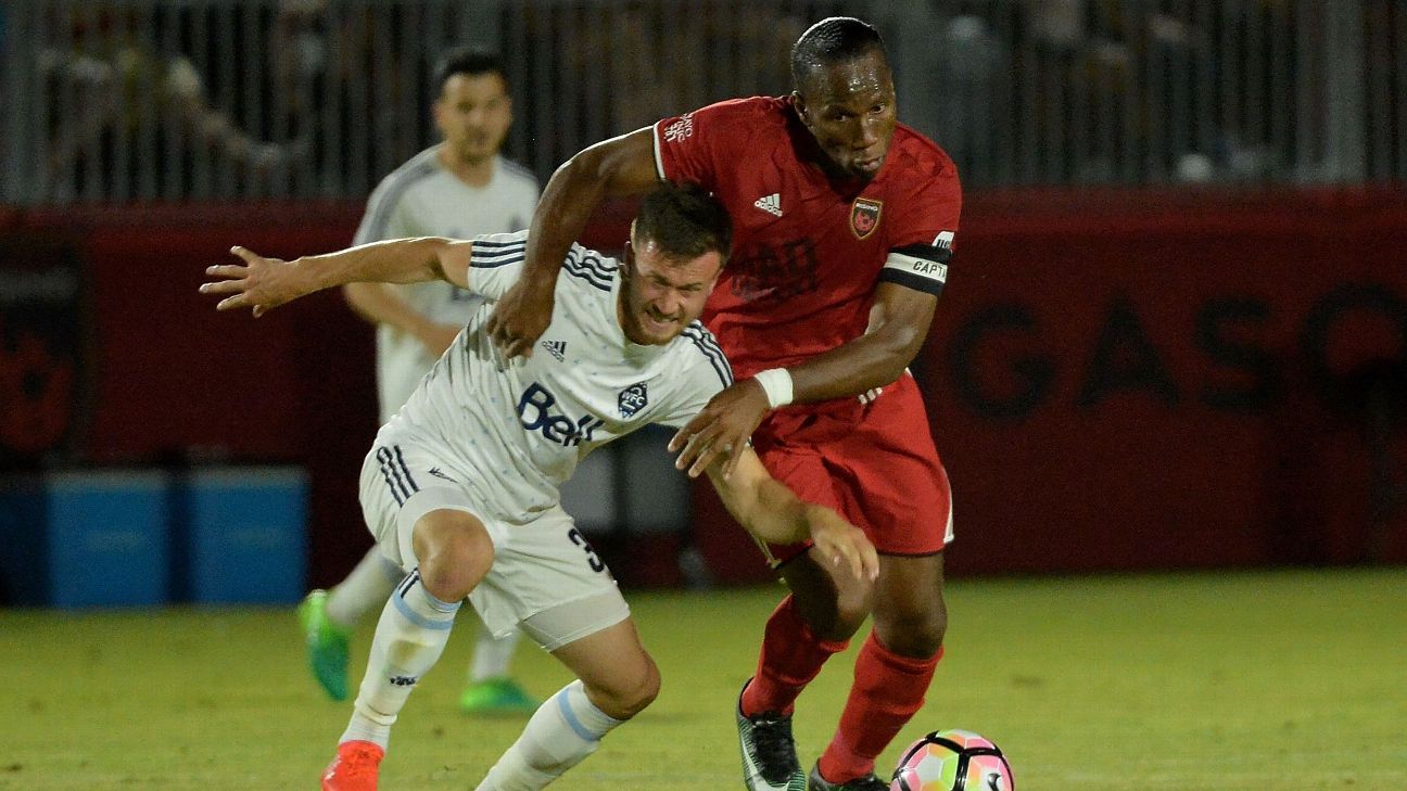 Drogba đá phạt ghi bàn đẹp từ khoảng cách gần 40 m