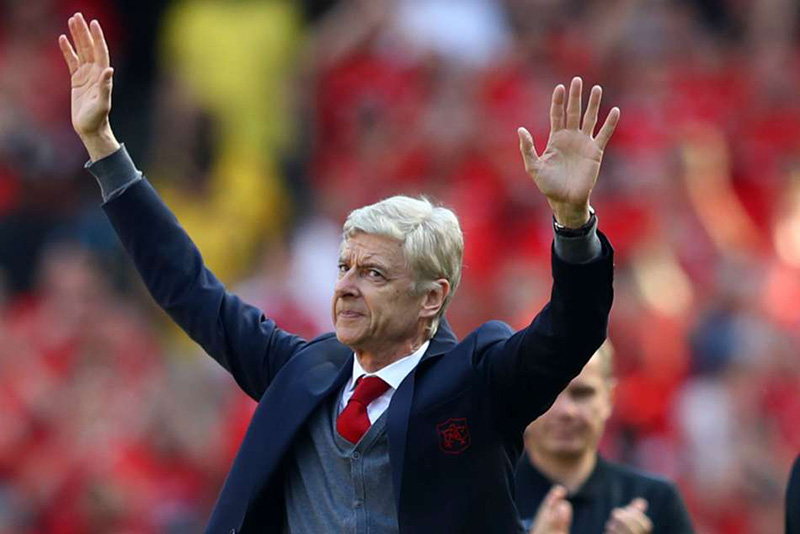 Khoảnh khắc HLV Wenger cúi chào CĐV Arsenal lần cuối gây xúc động