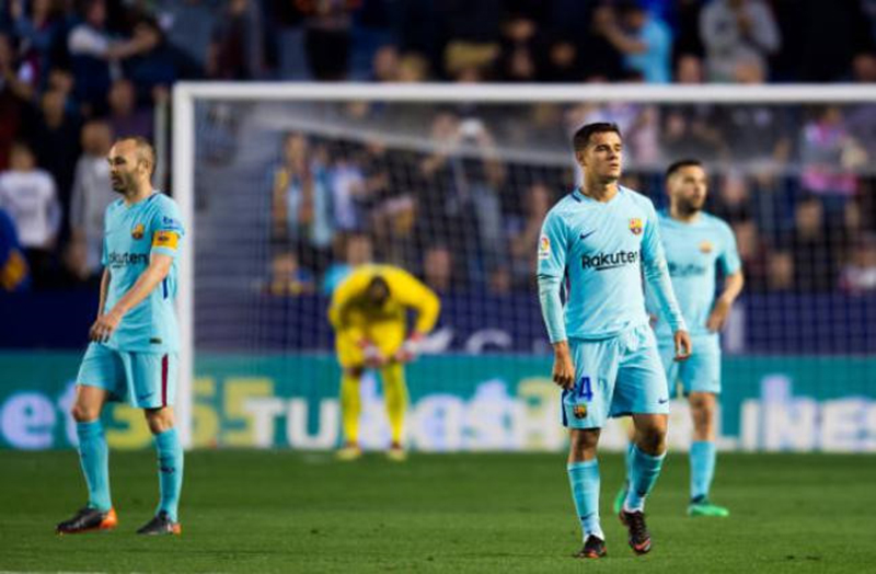 Mất kỷ lục bất bại tại La Liga, Barcelona bị fan Việt “ném đá” tơi bời