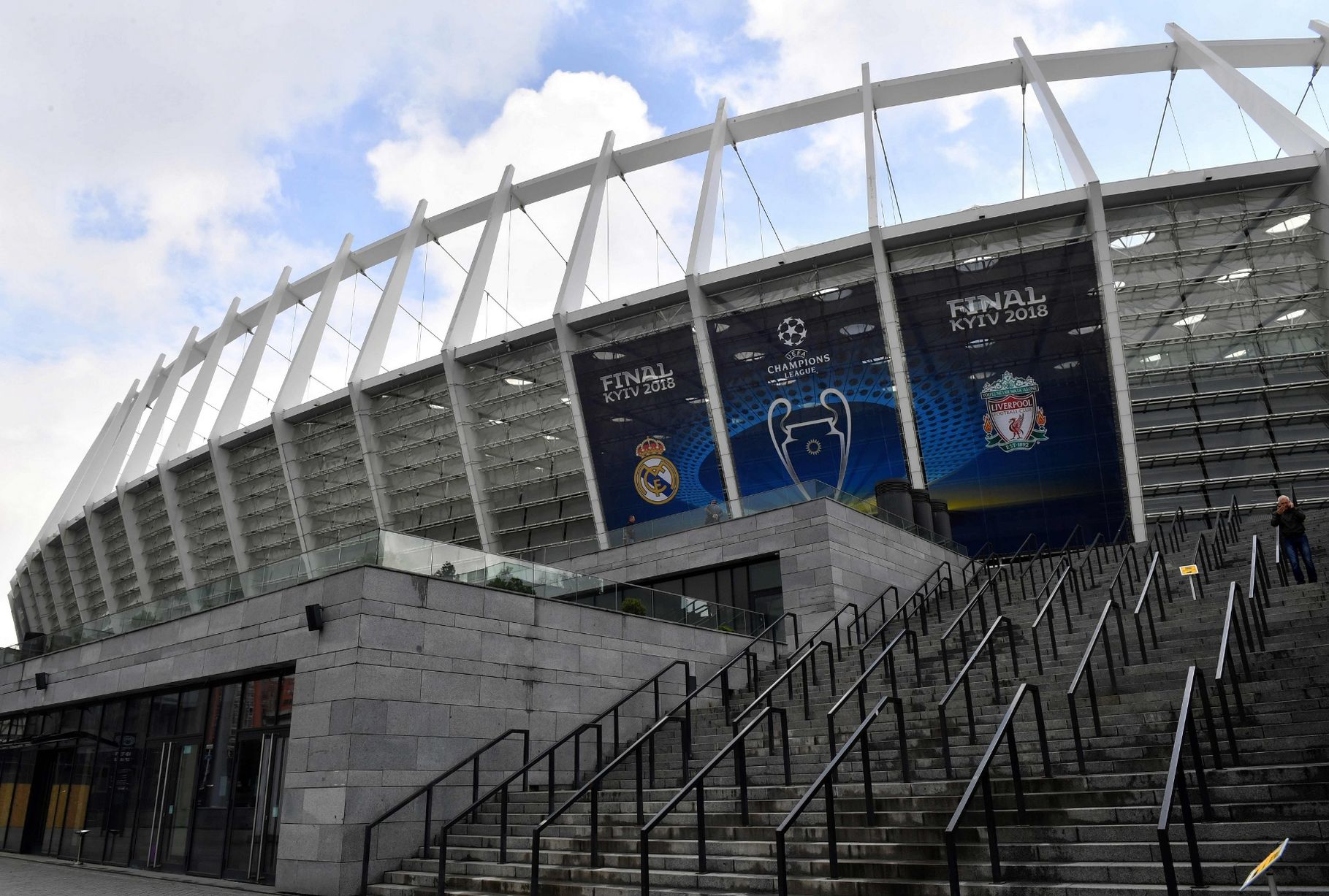 Ảnh bài viết SVĐ Olimpiyskiy lên đèn, sẵn sàng cho đại chiến Real Madrid - Liverpool