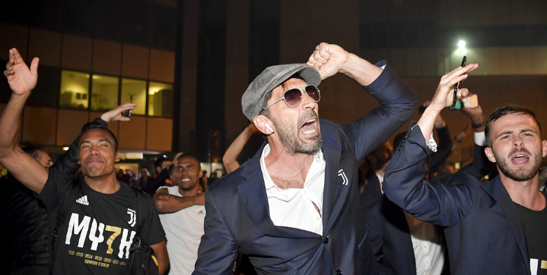 Ảnh bài viết Buffon và đồng đội quẩy nhiệt tình cùng 300 'anh em' tại Turin