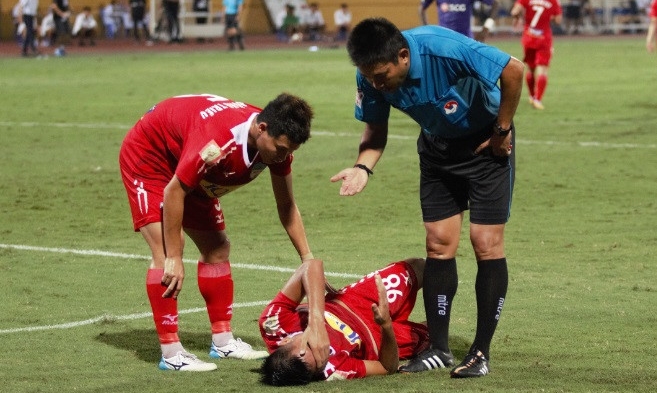 Ảnh bài viết Cầu thủ HAGL nằm sân, HLV khẳng định học trò không câu giờ