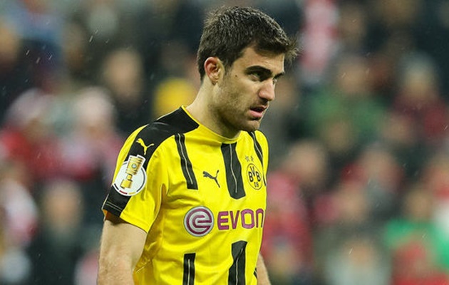 NÓNG: Bị "hét giá" trên trời, Arsenal quay lại với trung vệ Dortmund