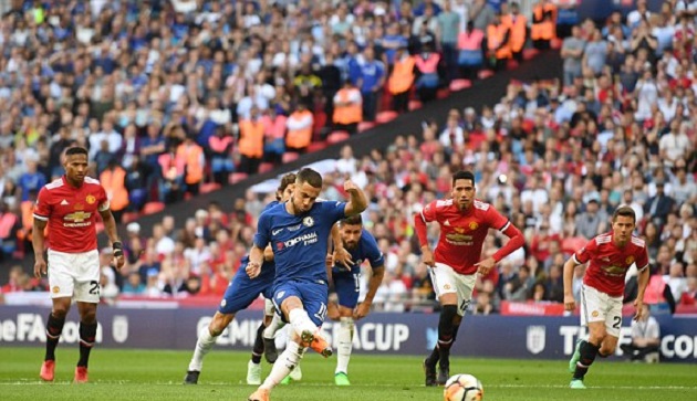 Biến Phil Jones thành người thừa, Hazard giúp Chelsea nâng cao cúp FA