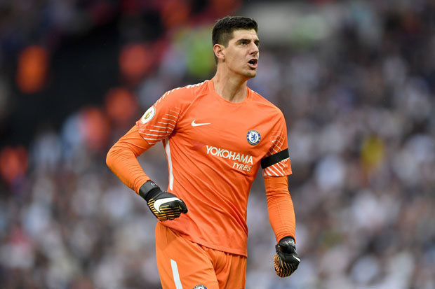 Đoạt cúp FA, fan Chelsea 'van xin' Courtois ở lại 