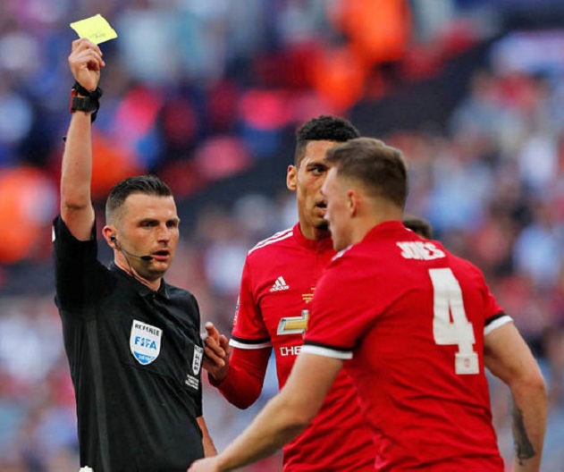 Vì sao Phil Jones không bị đuổi sau tình huống phạm lỗi với Hazard?