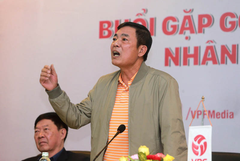 Ông Trần Mạnh Hùng tươi cười đến cuộc họp VPF