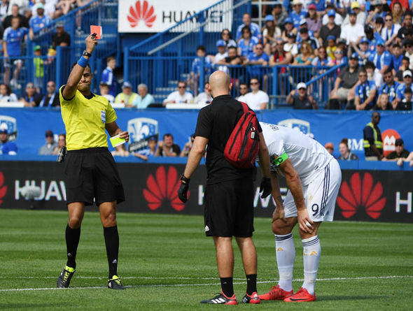 Tát cầu thủ Montreal, Ibrahimovic bị đuổi khỏi sân