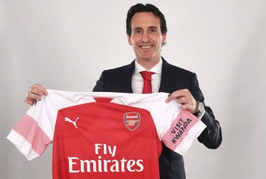 Ảnh bài viết  Unai Emery ngượng ngùng cầm trên tay chiếc áo của Arsenal