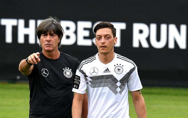 Joachim Low nghiêm mặt "giáo huấn" Ozil lẫn Reus trong ngày hội quân