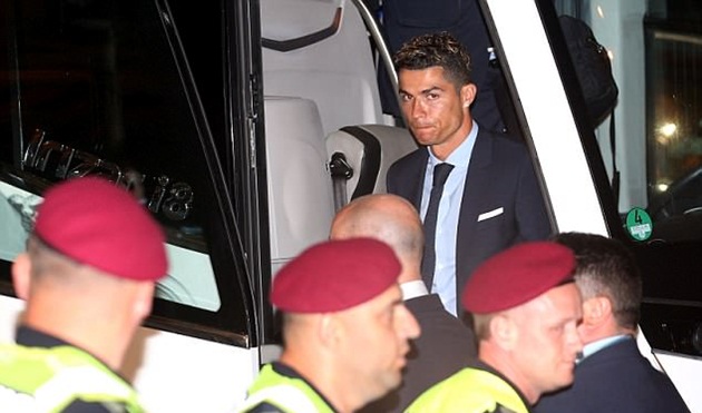 Ảnh bài viết Ronaldo và đồng đội lộ vẻ mệt mỏi khi hành quân đến Kiev trong đêm