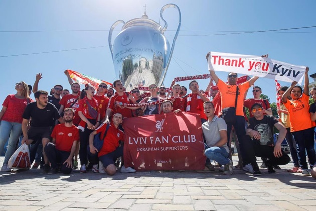 CĐV Liverpool thị uy Real Madrid khi nhuộm đỏ đường phố Kiev