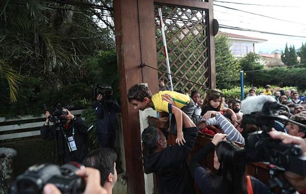 Fan nhí trèo rào, khóc lóc chỉ để xem Neymar đá tập