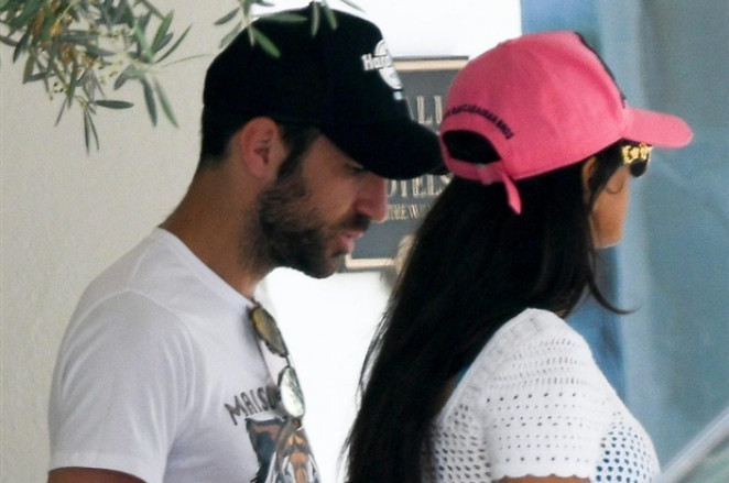 Ảnh bài viết Quên đi World Cup, Fabregas dẫn 'vợ già' đi du hí