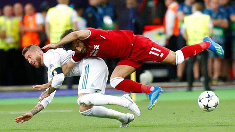 Lampard và Ferdinand bênh Ramos khi va chạm với Salah