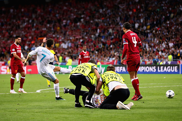 Ảnh bài viết Tung chân chốt hạ Liverpool, Ronaldo bị kẻ lạ mặt phá bĩnh