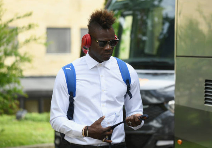 Ảnh bài viết Balotelli cực ngầu khi cùng Italia lên đường tới Thụy Sĩ