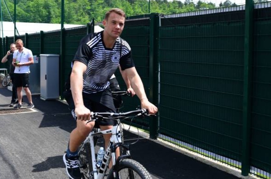 Ảnh bài viết Mặc sức ép, Neuer vẫn ung dung trên sân tập của tuyển Đức