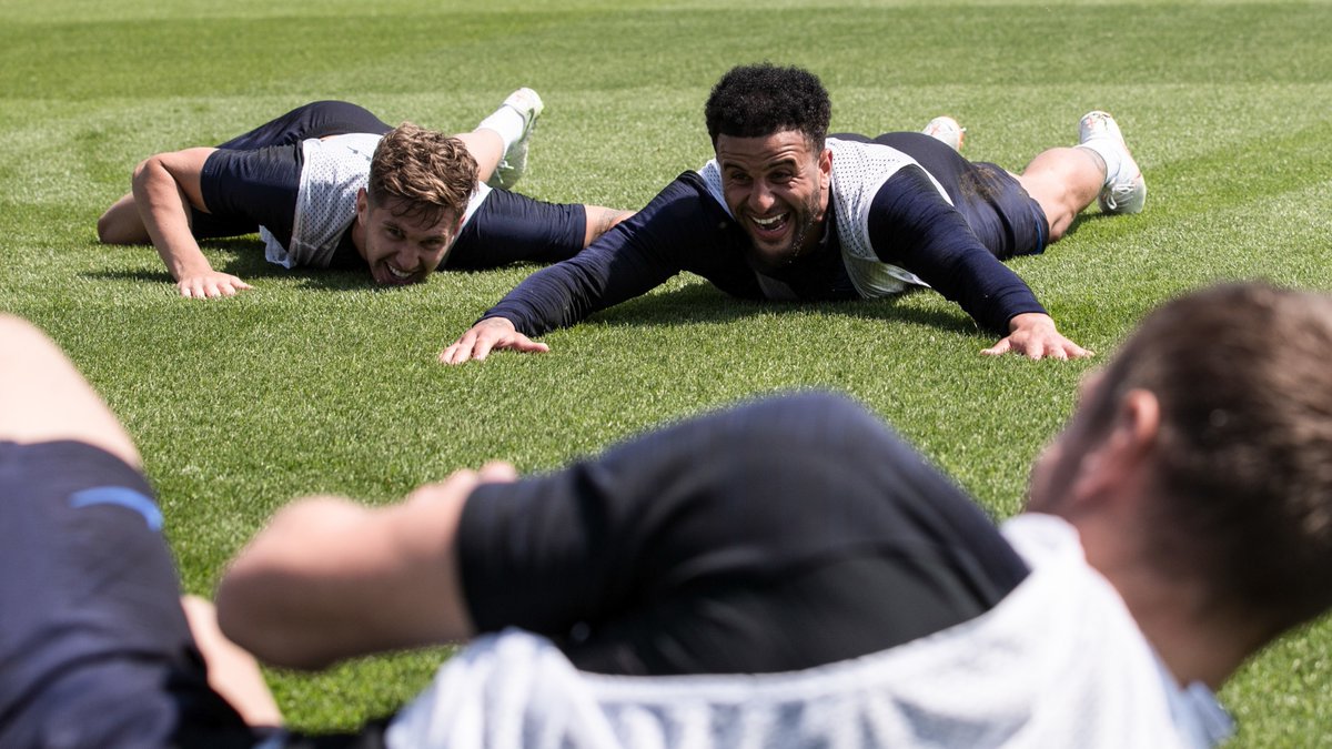 Nằm sấp mặt trên sân cỏ, Kyle Walker vẫn cười toe toét