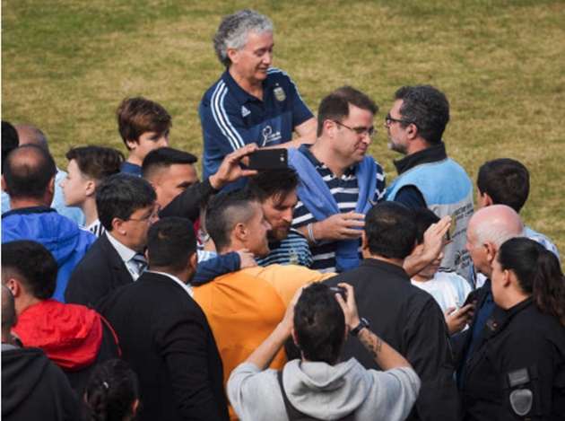 Ảnh bài viết NHM "tấn công" khu tập luyện Argentina chỉ để chụp ảnh cùng Messi