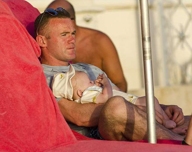 Rooney nhập vai "ông bố đảm đang" ở biển Barbados 
