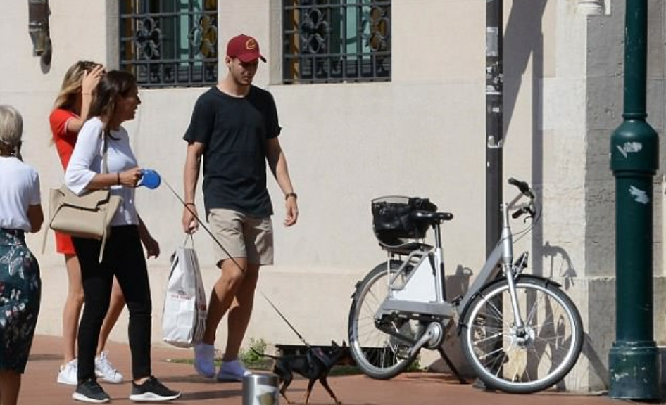 Ảnh bài viết Không World Cup, Morata tháp tùng vợ bầu đi mua sắm 