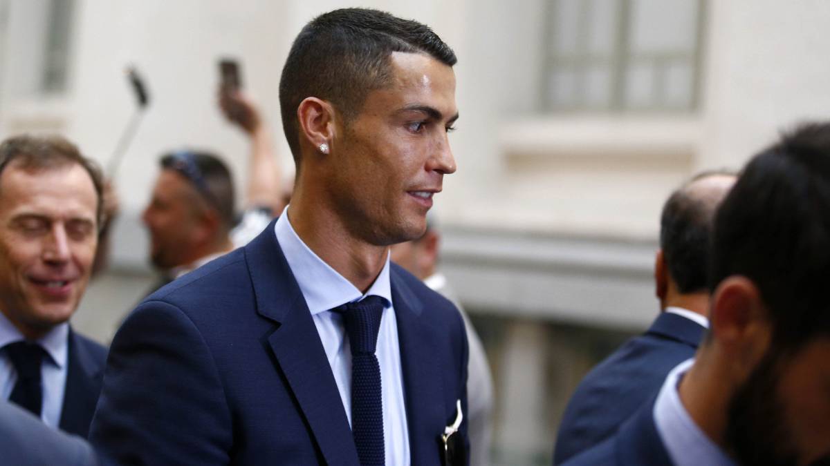 TIẾT LỘ: Ronaldo ra đi vì Perez "nuốt lời"?