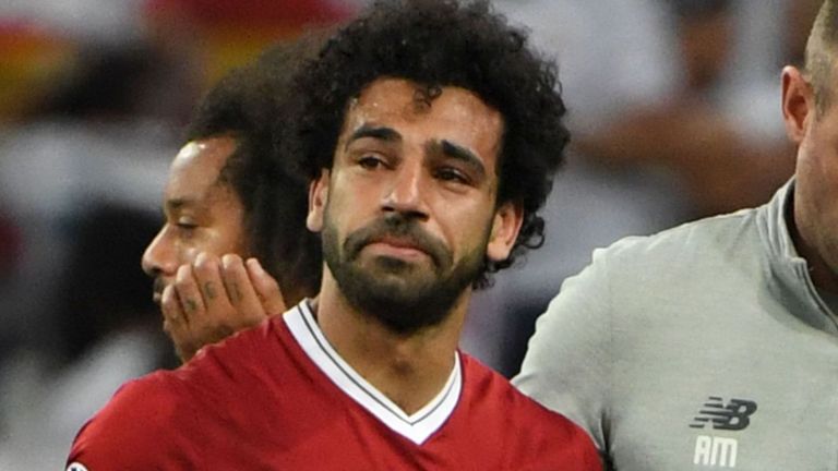 Mohamed Salah đã làm gì trong phòng thay đồ khi phải rời sân sớm vì chấn thương?