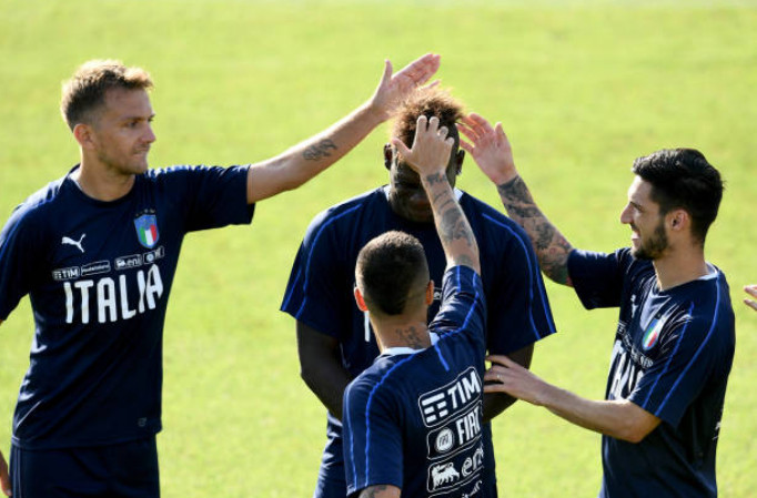 Ảnh bài viết Tóc của Balotelli trở thành tâm điểm sờ mó trên tuyển Italia