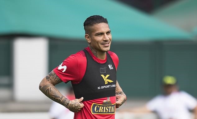 Thoát án cấm dự World Cup vì doping, đội trưởng Peru cười tươi trên sân tập