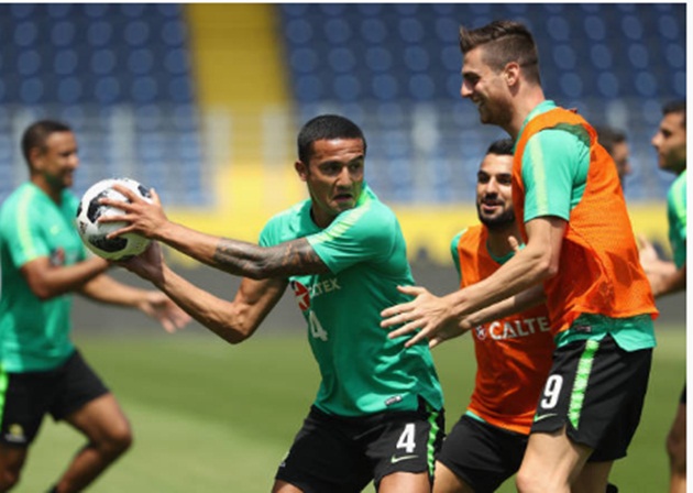 Tim Cahill "cân" đồng đội to gấp rưỡi trên sân tập