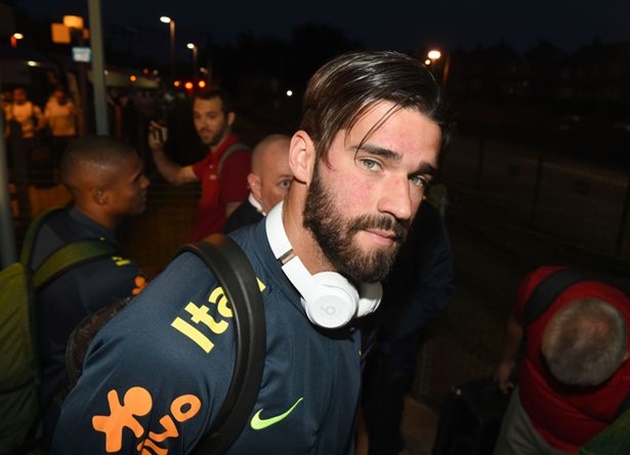 Alisson đến Liverpool trước thềm giao hữu quốc tế