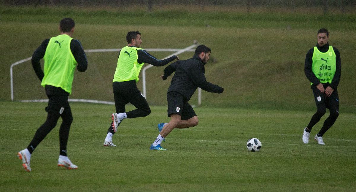 Luis Suarez "cân" 3 đồng đội trên sân tập