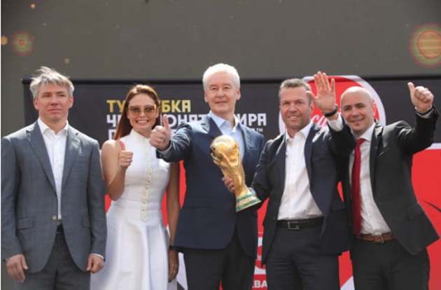 Cúp vàng chính thức đáp xuống Moscow, World Cup chỉ còn đếm bằng ngày