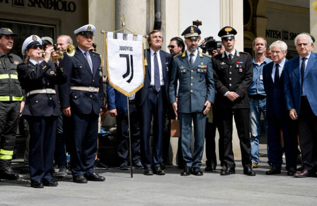 CĐV Juventus chung tay tưởng nhớ nạn nhân vụ đánh bom giả tại Turin năm ngoái