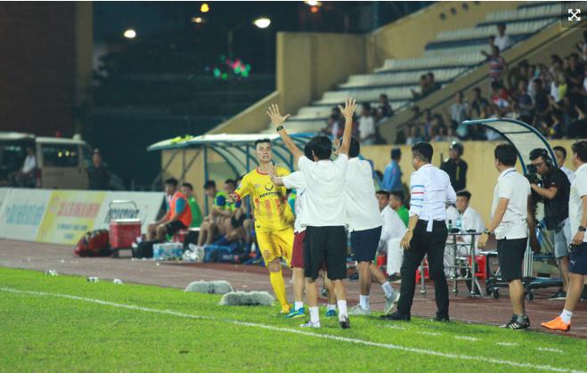 Ảnh bài viết HLV Nguyễn Văn Sỹ tự tin giúp Nam Định trụ hạng tại V-League 2018