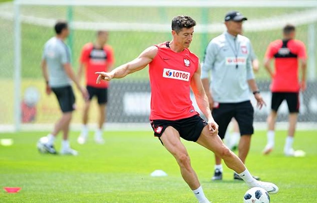 Lewandowski kheo cơ bắp cuồn cuộn trên sân tập Ba Lan
