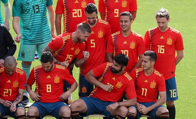 Ramos xử Costa bằng nắm đấm trên sân tập Tây Ban Nha