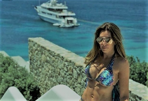 Vợ John Terry khoe trang phục bikini cực nóng bỏng