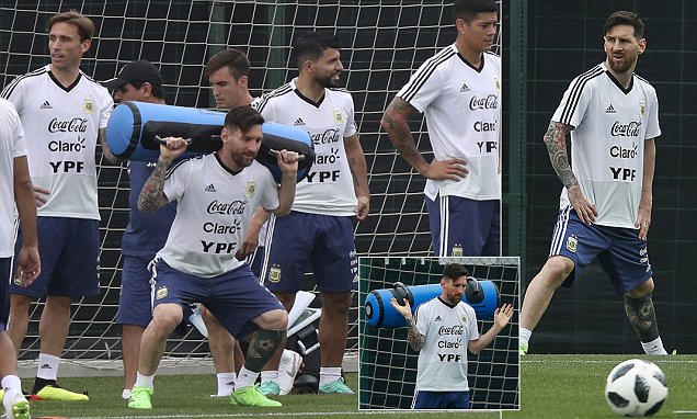 World Cup chưa khởi tranh, Messi đã tập "gánh" Argentina