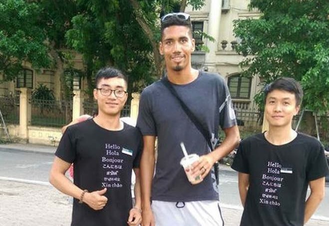Ảnh bài viết Chris Smalling đá cầu tại Việt Nam, fan thế giới phục sát đất
