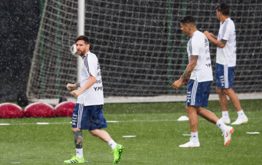 Ảnh bài viết Mặc trời mưa, Messi và động đội vẫn cháy hết mình vì World Cup